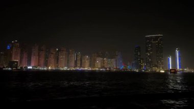 Gece modern şehir, gece Dubai Marina manzarası. Yüksek kalite 4k görüntü