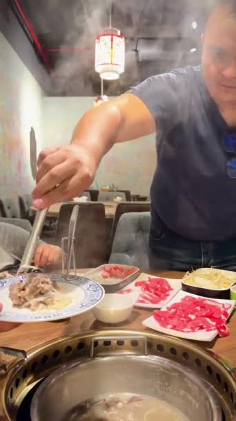Homem Fazer Sopa Chinesa Quente Imagens Fullhd Alta Qualidade — Vídeo de Stock