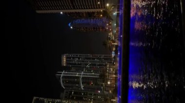 Gece modern şehir, gece Dubai Marina manzarası. Yüksek kalite 4k görüntü