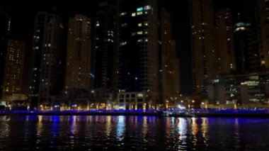 Gece modern şehir, gece Dubai Marina manzarası. Yüksek kalite 4k görüntü