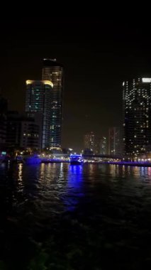 Gece modern şehir, gece Dubai Marina manzarası. Yüksek kalite 4k görüntü