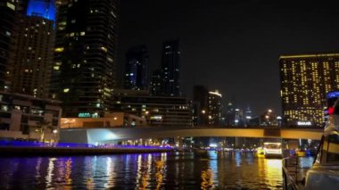 Gece modern şehir, gece Dubai Marina manzarası. Yüksek kalite 4k görüntü