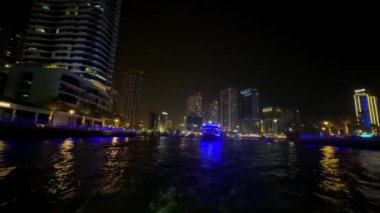 Gece modern şehir, gece Dubai Marina manzarası. Yüksek kalite 4k görüntü