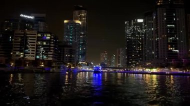 Gece modern şehir, gece Dubai Marina manzarası. Yüksek kalite 4k görüntü