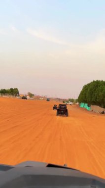 Ekstrem kum sürüşü, çölde at arabası sürüşü, çöl batımı. Yüksek kalite 4k görüntü