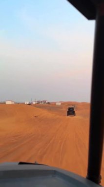 Ekstrem kum sürüşü, çölde at arabası sürüşü, çöl batımı. Yüksek kalite 4k görüntü