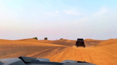Ekstrem kum sürüşü, çölde at arabası sürüşü, çöl batımı. Yüksek kalite 4k görüntü