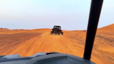 Gün batımında çölde at arabaları sürmek. Yüksek kaliteli FullHD görüntüler