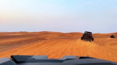 Ekstrem kum sürüşü, çölde at arabası sürüşü, çöl batımı. Yüksek kalite 4k görüntü