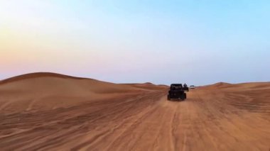Ekstrem kum sürüşü, çölde at arabası sürüşü, çöl batımı. Yüksek kalite 4k görüntü