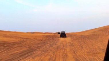 Ekstrem kum sürüşü, çölde at arabası sürüşü, çöl batımı. Yüksek kalite 4k görüntü