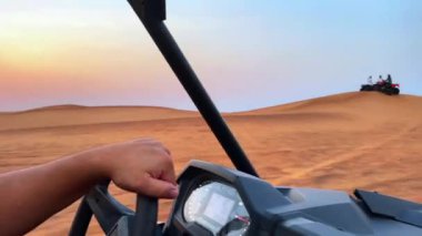 Gün batımında çölde at arabaları sürmek. Yüksek kaliteli FullHD görüntüler