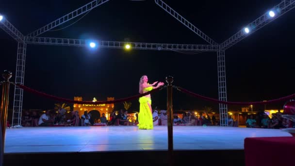 Vacker Smal Kvinna Mage Dansare Sexig Arabian Orientalisk Professionell Konstnär — Stockvideo