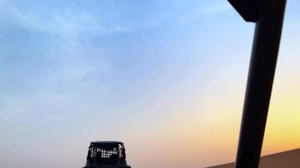 Ακραία Βόλτα Άμμο Βόλτα Αμαξάκι Στην Έρημο Ηλιοβασίλεμα Της Ερήμου — Αρχείο Βίντεο