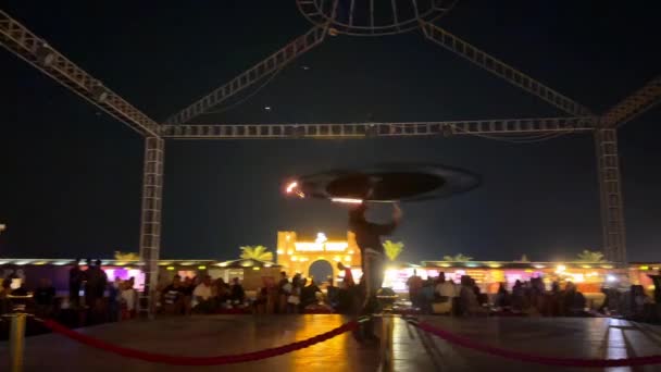 Adegan Perapian Udara Terbuka Attractive Juggler Rotate Flamy Fans Dark — Stok Video