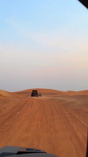 Montando Buggies Deserto Durante Pôr Sol Imagens Fullhd Alta Qualidade — Vídeo de Stock