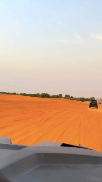日没時に砂漠でバギーに乗る 高品質のフルHd映像 — ストック動画