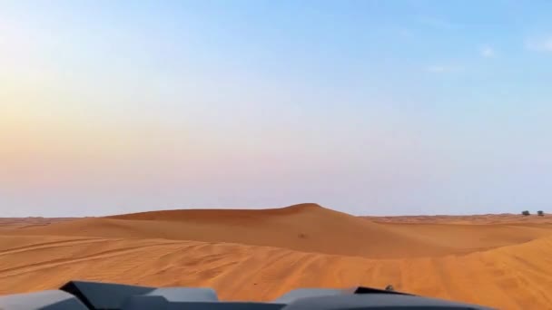Dubai Yakınlarındaki Çölde Dört Tekerli Bisiklet Turu Atvsand Sand Borkhan — Stok video