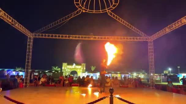 Fireshow Dekoracje Świeżym Powietrzu Kuglarz Atrakcyjne Obrócić Flamy Fanów Ciemności — Wideo stockowe