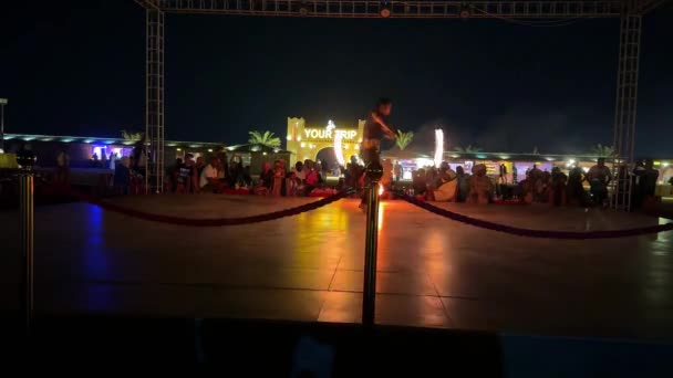 Bühnenfeuerwerk Unter Freiem Himmel Attraktive Jongleure Drehen Flammende Fächer Der — Stockvideo