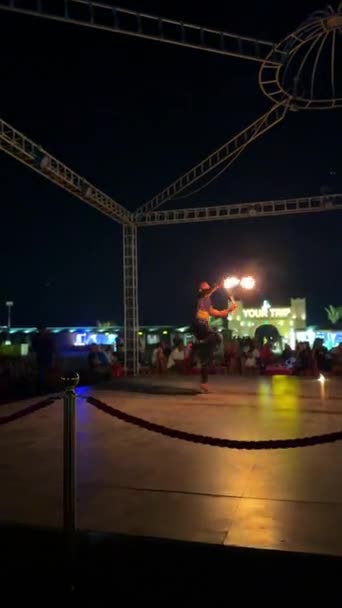 Scenérie Fireshow Open Air Atraktivní Žonglér Otočit Ohnivá Fanouškům Temnotu — Stock video