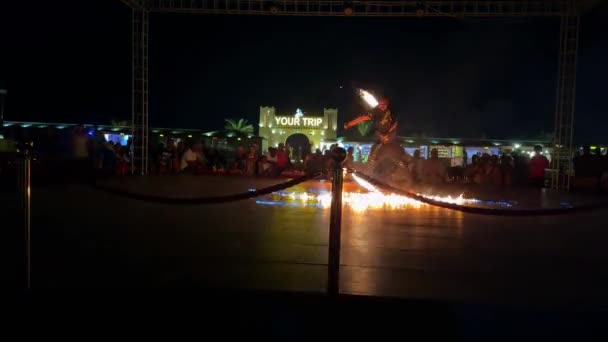 Scenery Fireshow Open Air Attractive Juggler Rotate Flamy Fans Darkness — Stock Video