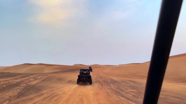 Paseo Quad Bicicleta Por Desierto Cerca Dubai Aventuras Desierto Road — Vídeos de Stock