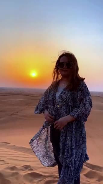 日没の間に砂漠で美しい女性 — ストック動画