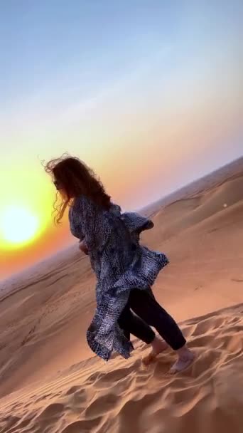 Красивая Женщина Пустыне Закате — стоковое видео