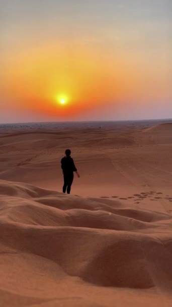 Όμορφη Γυναίκα Στην Έρημο Κατά Την Δύση Του Ηλίου — Αρχείο Βίντεο