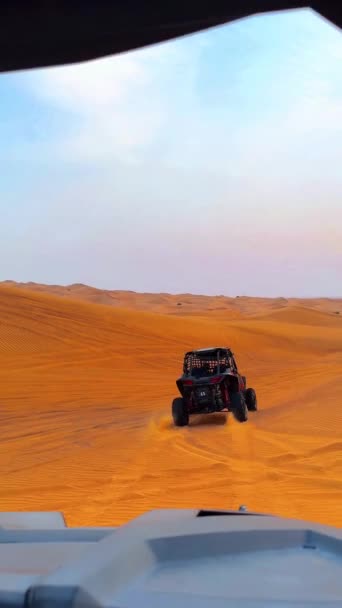 Прогулянка Квадроциклах Через Пустелю Поблизу Дубайту Пригоди Пустелі Позашляховик Квадроциклах — стокове відео