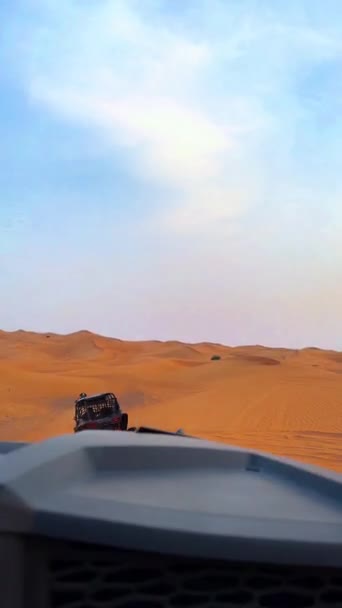 クワッドバイクはDubait近くの砂漠を走ります Atv Sandとサンドボーカンでの砂漠のオフロードのアドベンチャー ロック サンセット クワッド サイクル トラベル 人との遠足 高品質のフルHd映像 — ストック動画