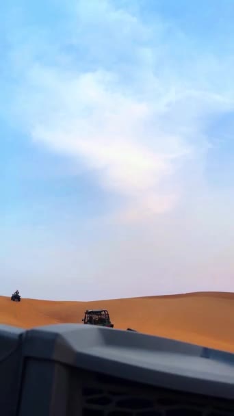 Paseo Quad Bicicleta Por Desierto Cerca Dubait Aventuras Desierto Fuera — Vídeos de Stock