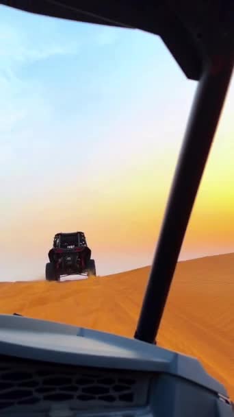 一辆四轮驱动的自行车在杜拜附近的沙漠中驰骋 在Atv沙漠和沙堡上的沙漠越野旅行 岩石和日落 四轮驱动旅行 与人的旅行 优质Fullhd影片 — 图库视频影像