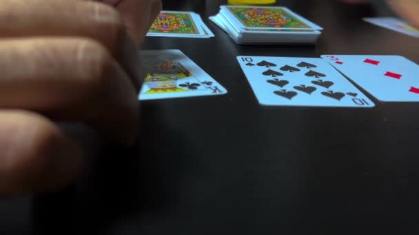 Kumarhane Poker Masasında Kağıt Yığını Yüksek Kalite Görüntü — Stok video