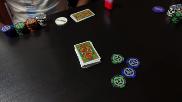 Kumarhane Poker Masasında Kağıt Yığını Yüksek Kalite Görüntü — Stok video