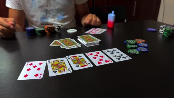 Στοίβα Από Χαρτιά Στο Τραπέζι Πόκερ Στο Καζίνο Υψηλής Ποιότητας — Αρχείο Βίντεο