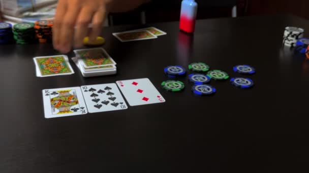 Στοίβα Από Χαρτιά Στο Τραπέζι Πόκερ Στο Καζίνο Υψηλής Ποιότητας — Αρχείο Βίντεο