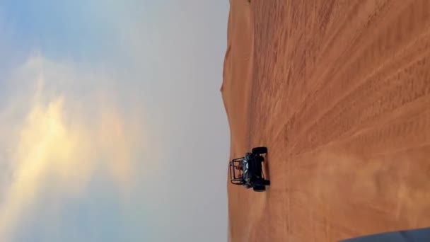 Extrémní Jízda Písku Jízda Kočárem Poušti Západ Slunce Vysoce Kvalitní — Stock video
