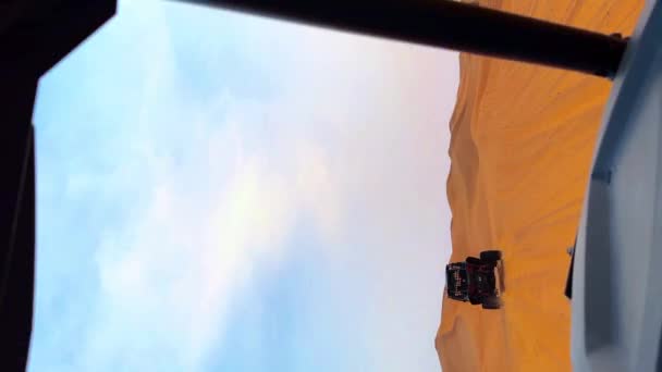 Extrém Homok Lovaglás Buggy Lovaglás Sivatagban Sivatagi Naplemente Kiváló Minőségű — Stock videók