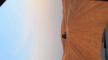 Ekstrem kum sürüşü, çölde at arabası sürüşü, çöl batımı. Yüksek kalite 4k görüntü