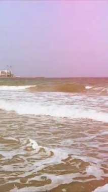 Plajları ve mavi gökyüzü olan deniz. Yüksek kalite 4k görüntü