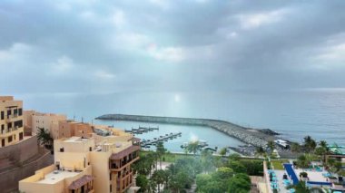 Otelin balkonundan denize, otelin bölgesinden manzaraya, deniz manzaralı bir otel manzarasına. Yüksek kalite 4k görüntü