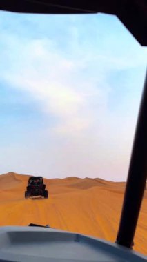 Gün batımında çölde at arabaları sürmek. Yüksek kaliteli FullHD görüntüler