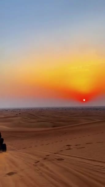 Sivatagban Lovagolni Napnyugtakor Kiváló Minőségű Fullhd Felvételek — Stock videók