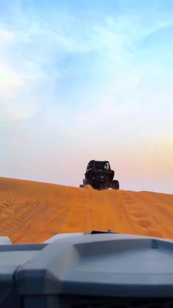 Buggyfahren Der Wüste Bei Sonnenuntergang Hochwertiges Fullhd Filmmaterial — Stockvideo