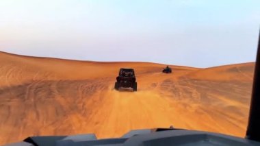 Gün batımında çölde at arabaları sürmek. Yüksek kaliteli FullHD görüntüler