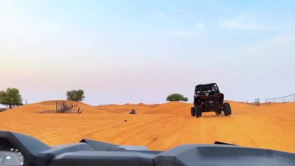 日落时在沙漠里骑小轿车 优质Fullhd影片 — 图库视频影像