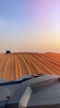 Gün batımında çölde at arabaları sürmek. Yüksek kaliteli FullHD görüntüler