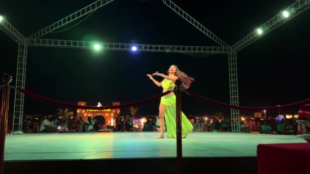 Bailarina Fuego Espectáculo Bailarina Del Vientre Imágenes Fullhd Alta Calidad — Vídeo de stock
